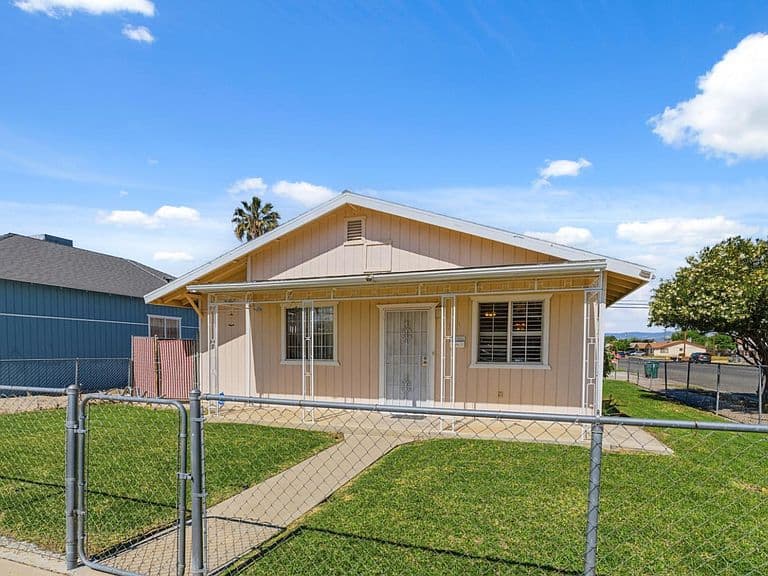 Listing photo 2