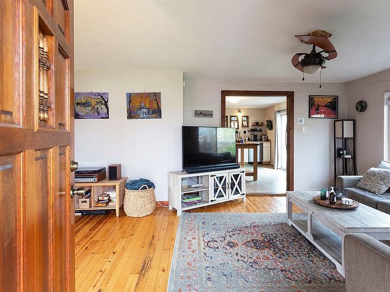 Listing photo 5
