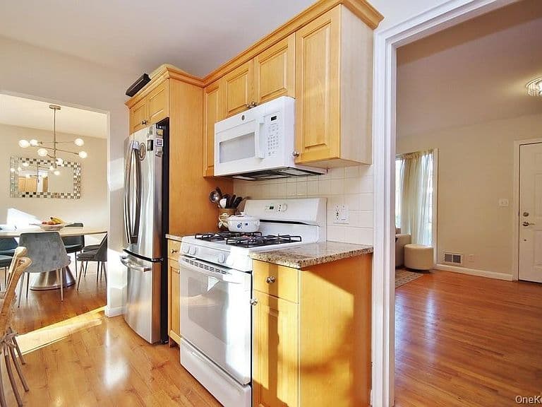 Listing photo 3
