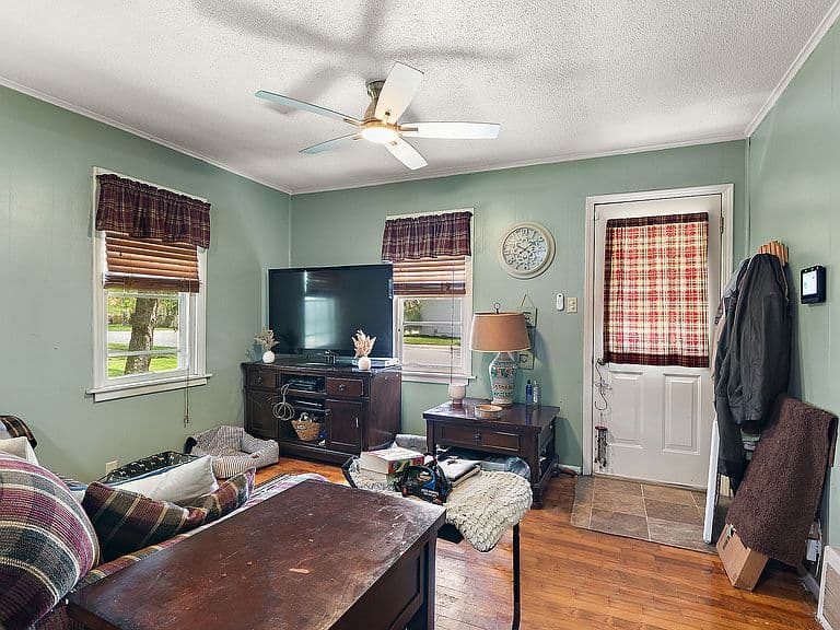 Listing photo 5