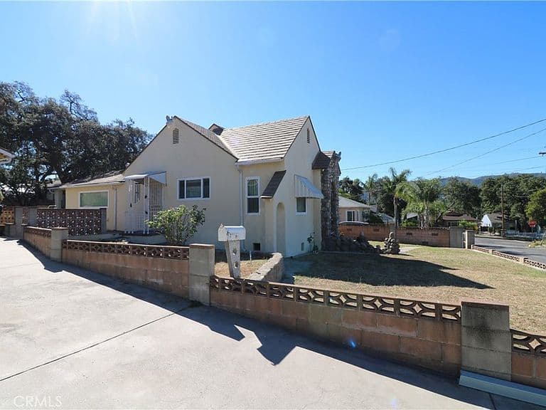 Listing photo 2