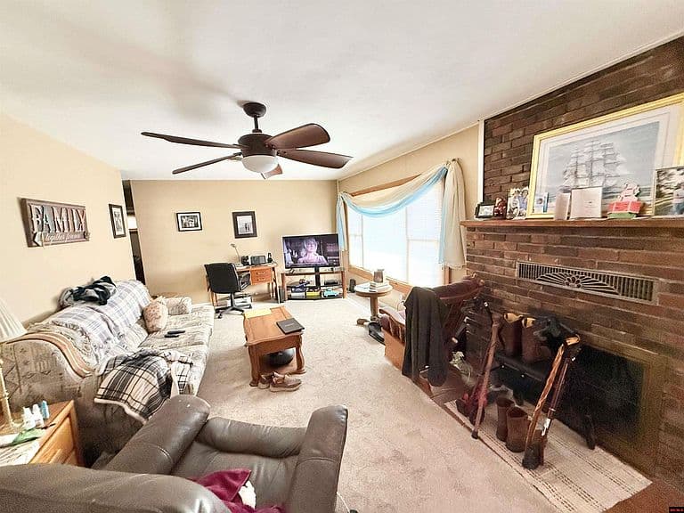 Listing photo 3