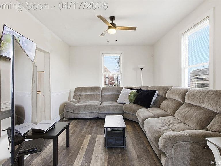 Listing photo 5