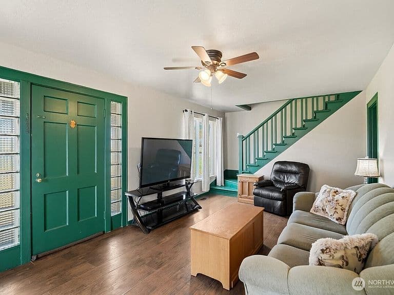 Listing photo 3