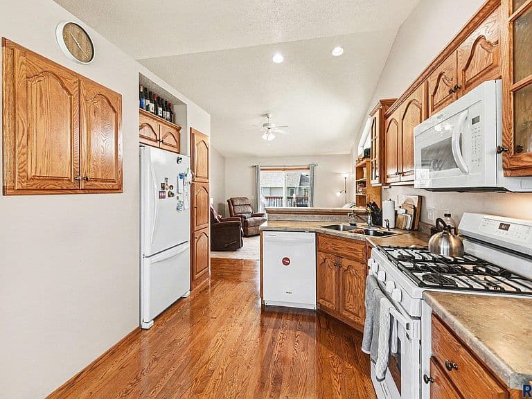 Listing photo 5