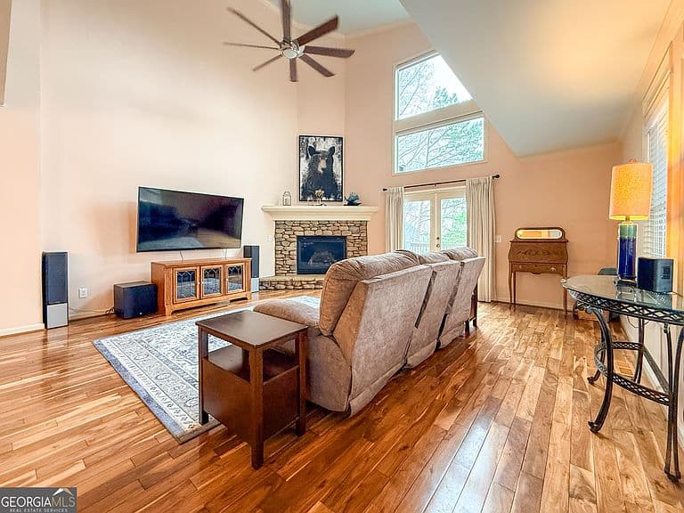 Listing photo 3