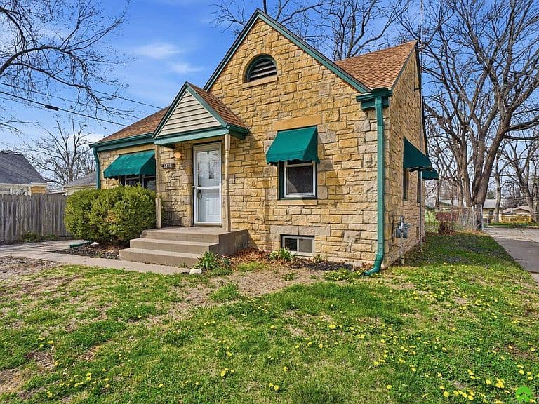 Listing photo 2