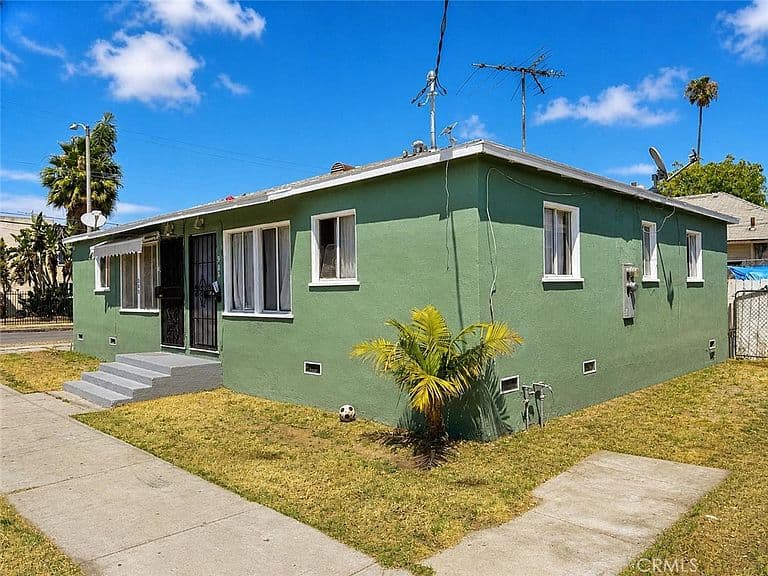 Listing photo 2