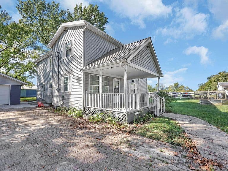 Listing photo 2