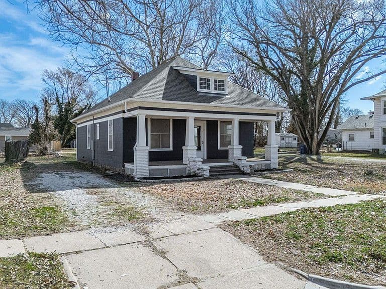 Listing photo 2