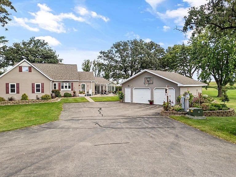 Listing photo 4