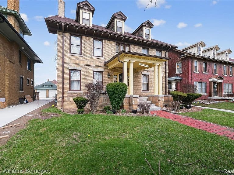 Listing photo 2