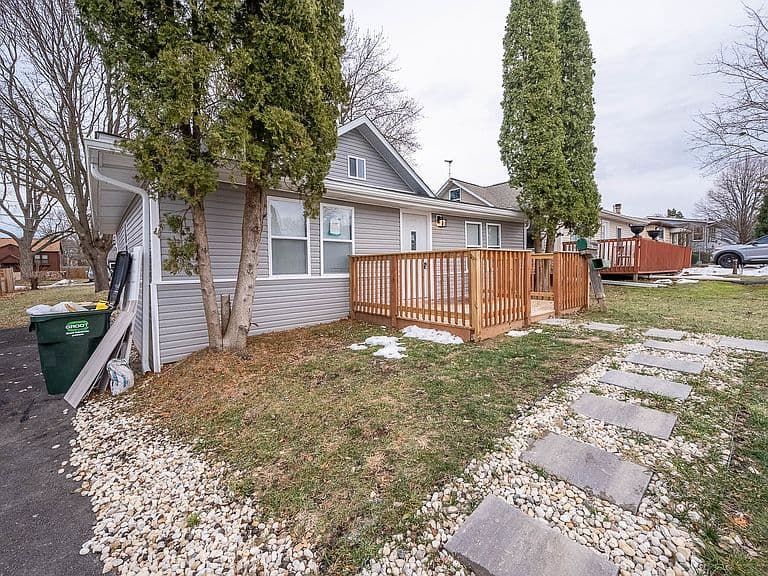 Listing photo 2
