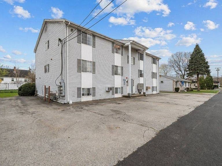 Listing photo 3