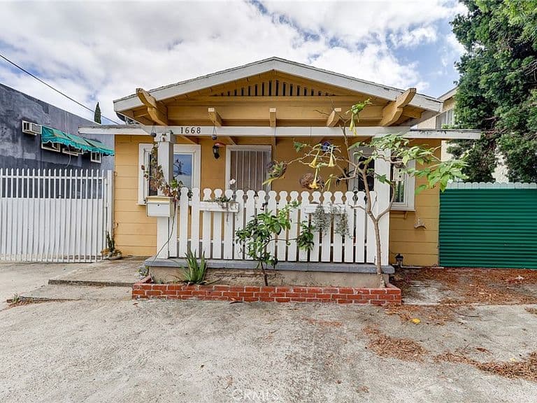 Listing photo 2