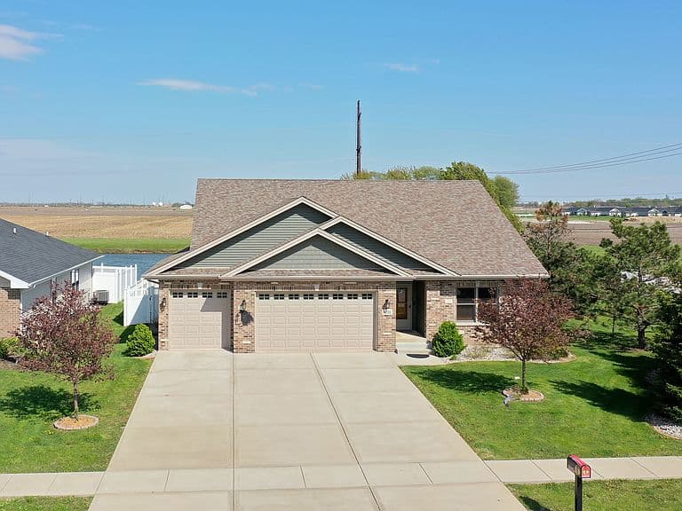 Listing photo 2