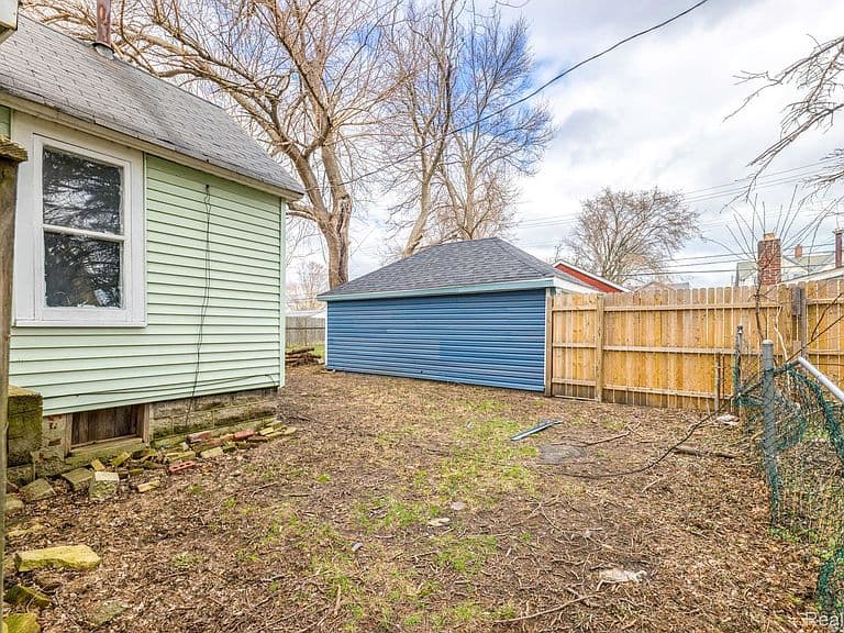 Listing photo 4