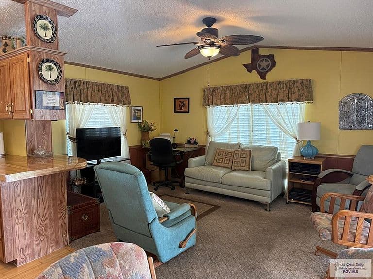 Listing photo 3