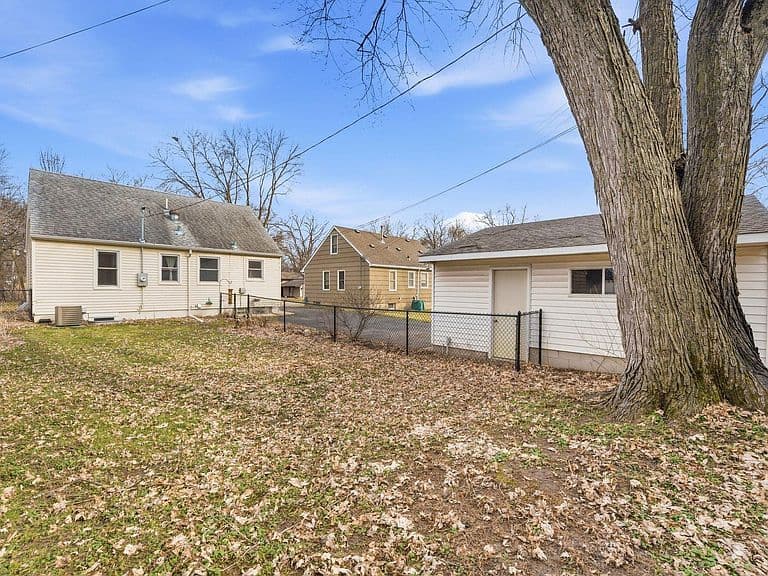 Listing photo 3