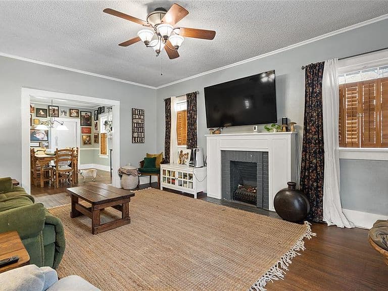 Listing photo 3