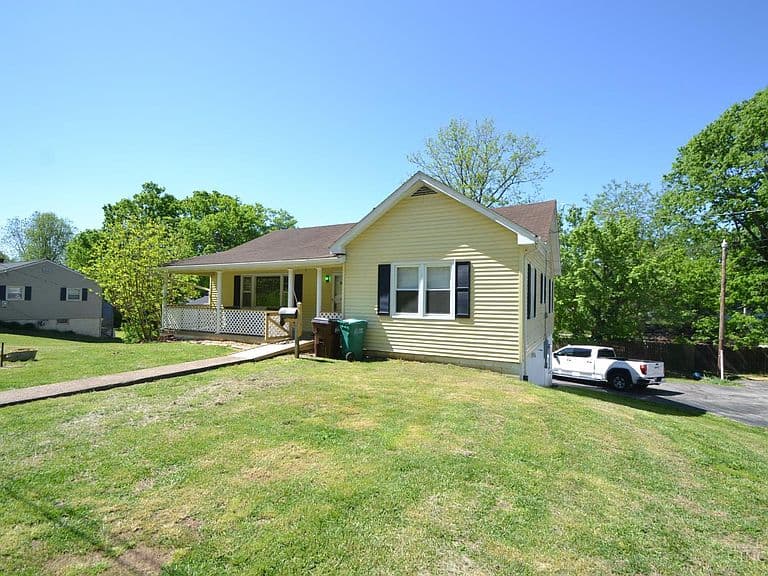 Listing photo 2