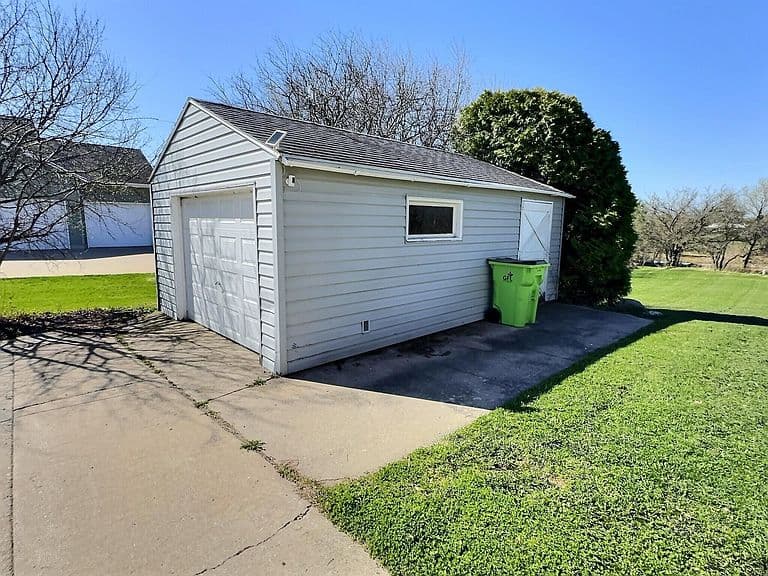 Listing photo 3
