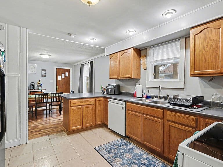 Listing photo 5