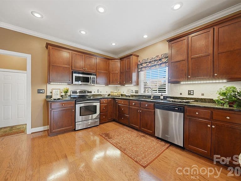 Listing photo 5