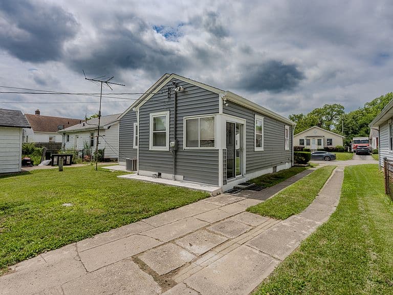 Listing photo 2