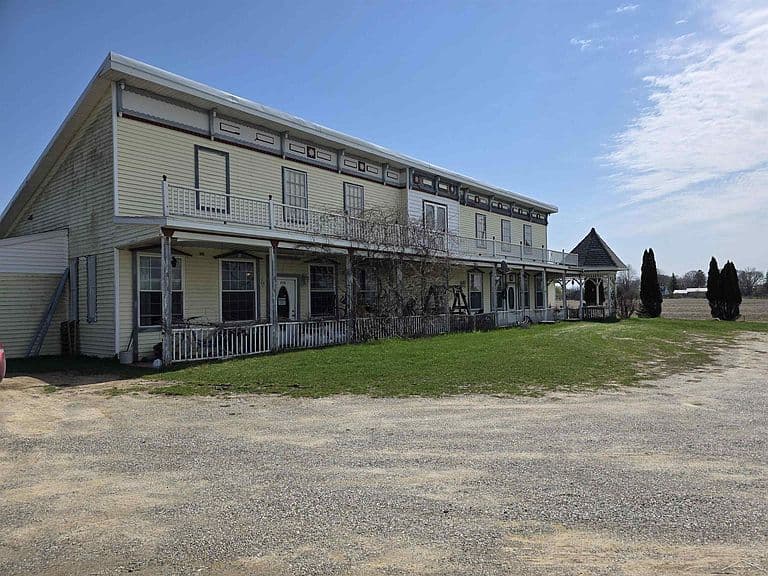 Listing photo 2