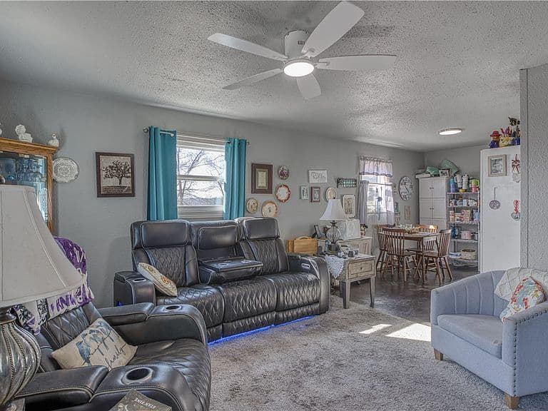 Listing photo 3