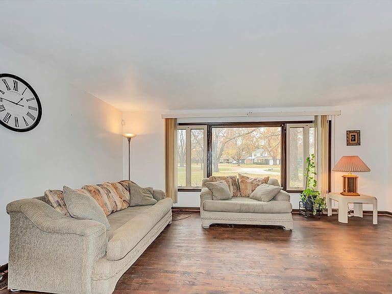 Listing photo 5
