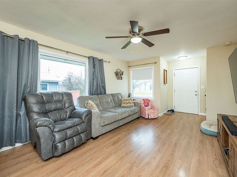 Listing photo 2