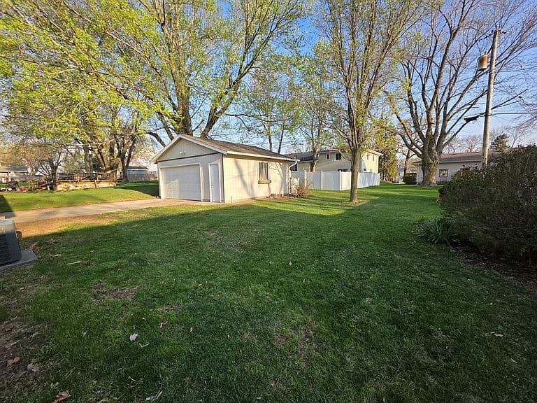 Listing photo 5