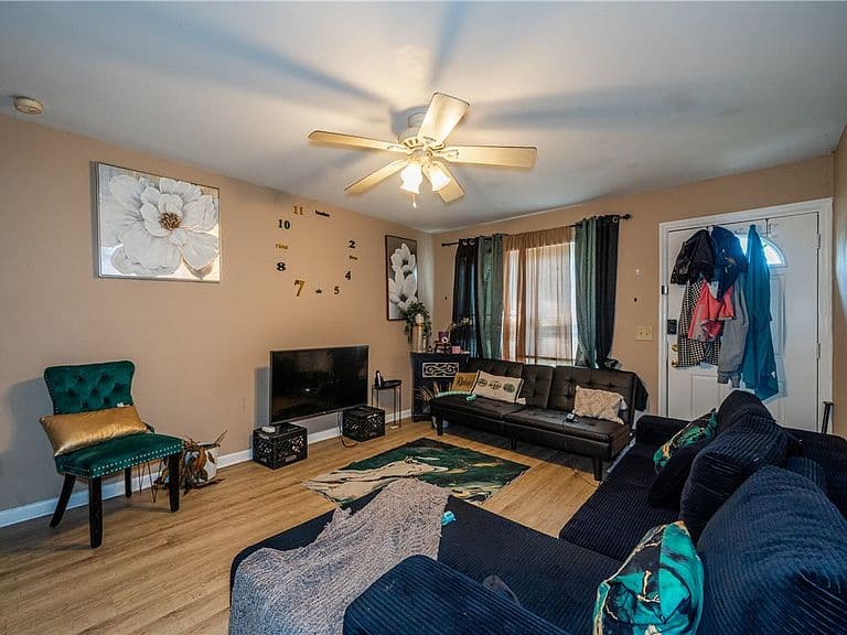 Listing photo 2