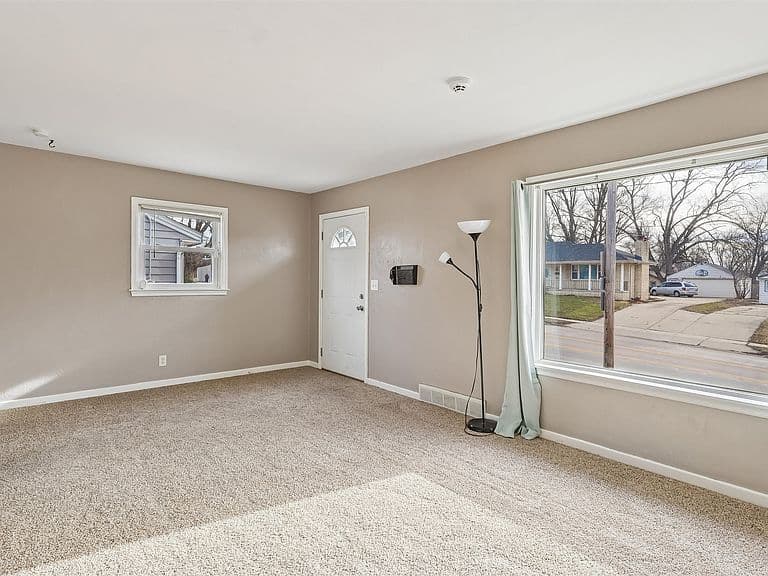 Listing photo 3