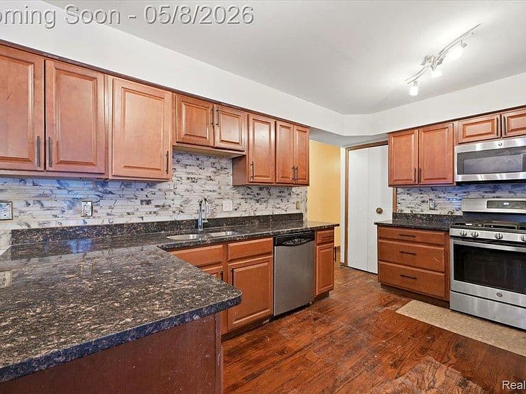 Listing photo 5