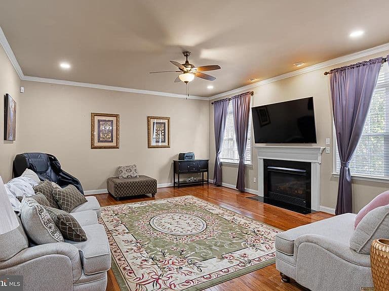 Listing photo 5