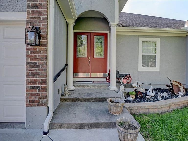 Listing photo 2