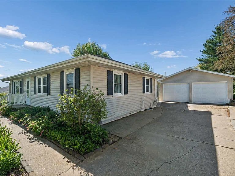 Listing photo 3