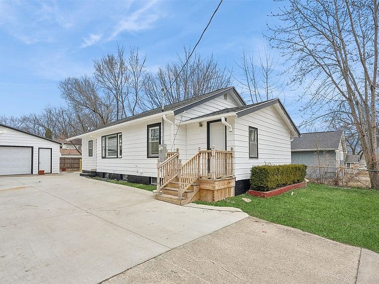 Listing photo 2