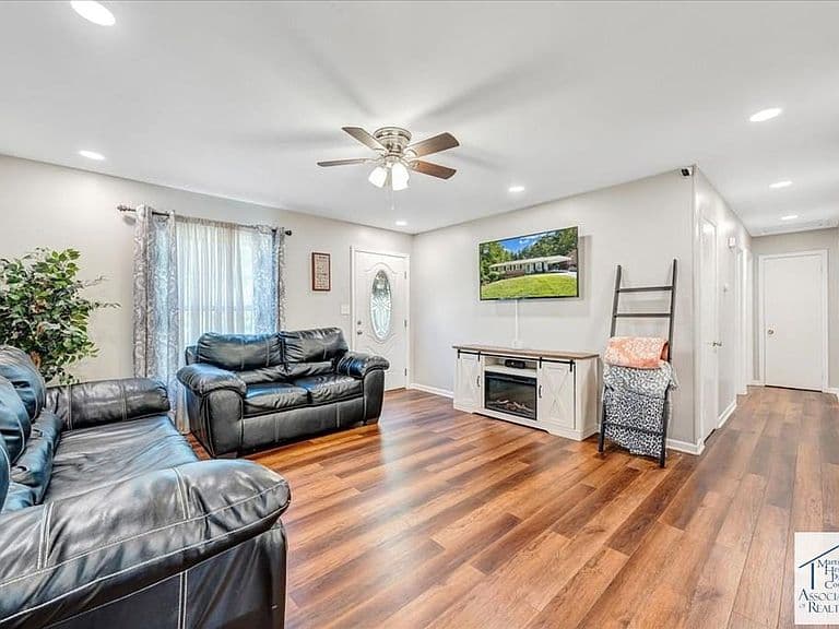 Listing photo 5