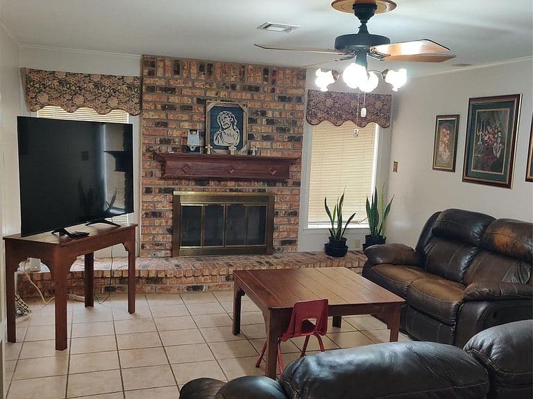Listing photo 3