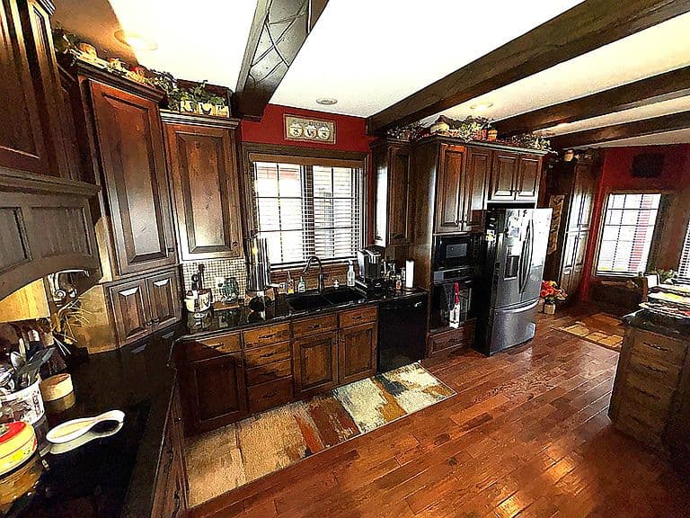 Listing photo 2