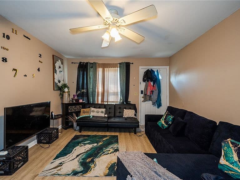 Listing photo 3