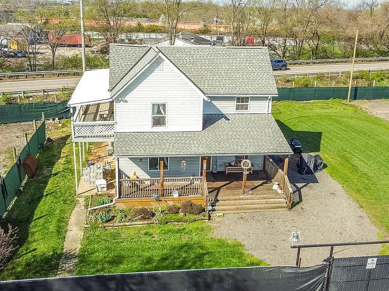 Listing photo 3