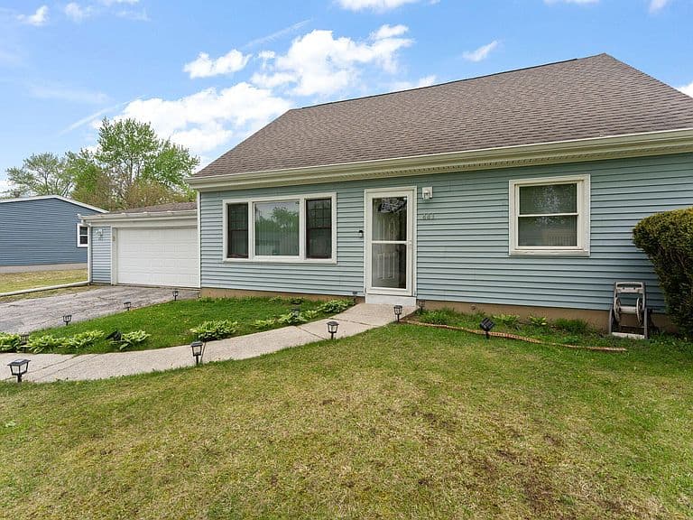 Listing photo 2