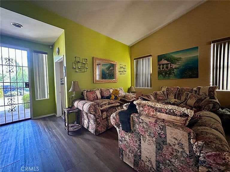 Listing photo 2