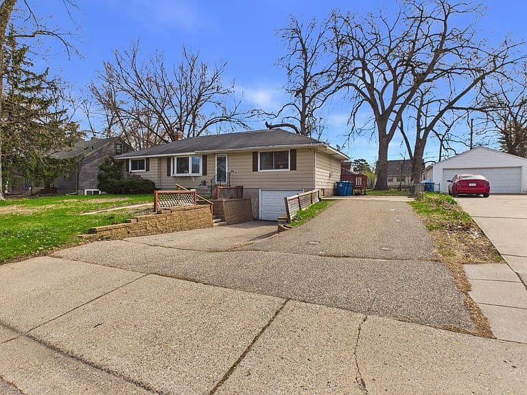Listing photo 3