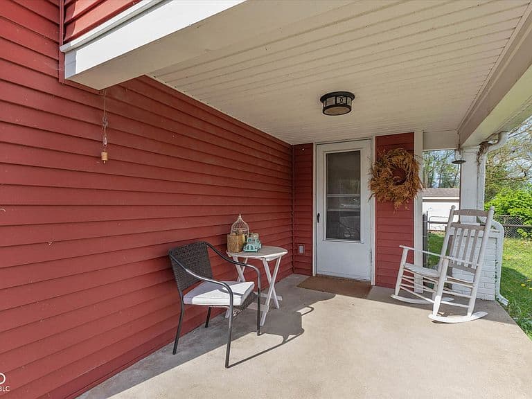 Listing photo 2